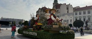 Bihor: Carnavalul Florilor din Debrețin, prin patru care alegorice, la Oradea, în Zilele Culturii Maghiare