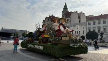 Bihor: Carnavalul Florilor din Debrețin, prin patru care alegorice, la Oradea, în Zilele Culturii Maghiare