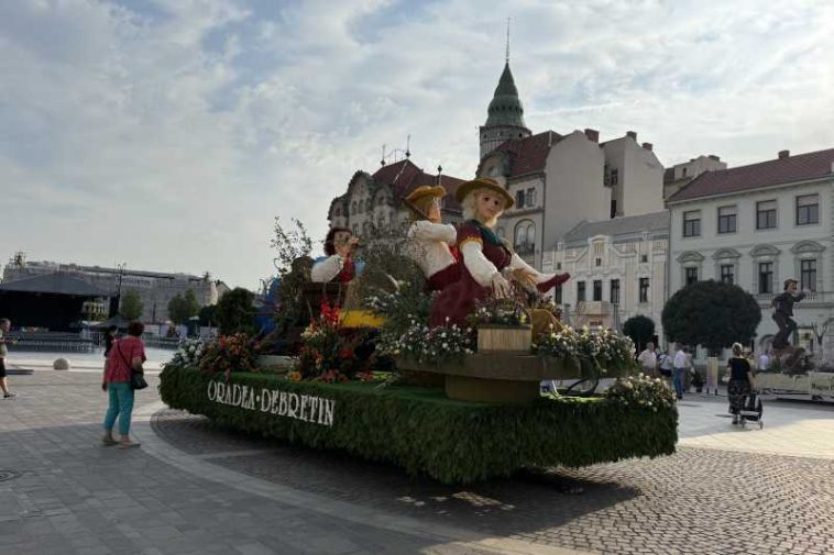 Bihor: Carnavalul Florilor din Debrețin, prin patru care alegorice, la Oradea, în Zilele Culturii Maghiare
