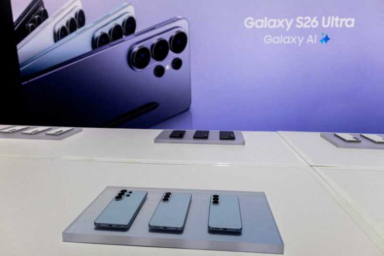 Samsung va devansa Apple pe o piață generală a smartphone-urilor care va scădea în 2026