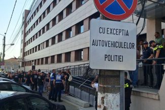 Arad: Zeci de păgubiți protestează după ce și-au plătit mașinile la un dealer și nu le-au primit