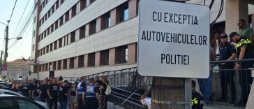 Arad: Zeci de păgubiți protestează după ce și-au plătit mașinile la un dealer și nu le-au primit