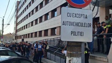 Arad: Zeci de păgubiți protestează după ce și-au plătit mașinile la un dealer și nu le-au primit