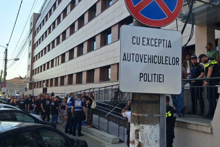 Arad: Zeci de păgubiți protestează după ce și-au plătit mașinile la un dealer și nu le-au primit