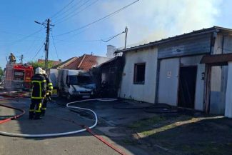 Arad: Doi oameni răniți, cu multiple arsuri, într-un incendiu ce a cuprins două garaje din Arad
