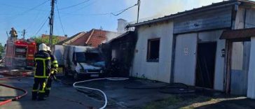 Arad: Doi oameni răniți, cu multiple arsuri, într-un incendiu ce a cuprins două garaje din Arad