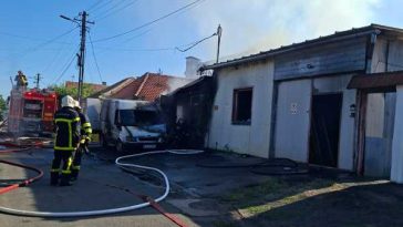 Arad: Doi oameni răniți, cu multiple arsuri, într-un incendiu ce a cuprins două garaje din Arad
