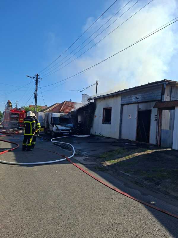 Arad: Doi oameni răniți, cu multiple arsuri, într-un incendiu ce a cuprins două garaje din Arad