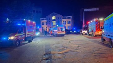 Arad: Trei persoane au suferit intoxicații ușoare și atac de panică, în urma unui incendiu la un centru medical