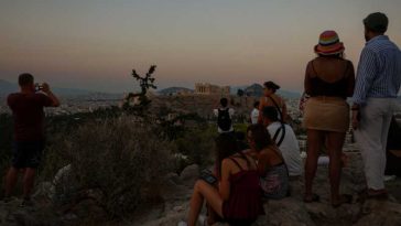 Controlorii de trafic aerian din Grecia sunt copleșiți de boom-ul turistic