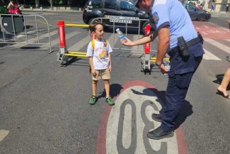 Sticle cu apă, distribuite de polițiștii locali; bucureștenii, îndemnați să evite deplasările care nu sunt absolut necesare