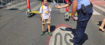 Sticle cu apă, distribuite de polițiștii locali; bucureștenii, îndemnați să evite deplasările care nu sunt absolut necesare
