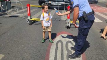 Sticle cu apă, distribuite de polițiștii locali; bucureștenii, îndemnați să evite deplasările care nu sunt absolut necesare