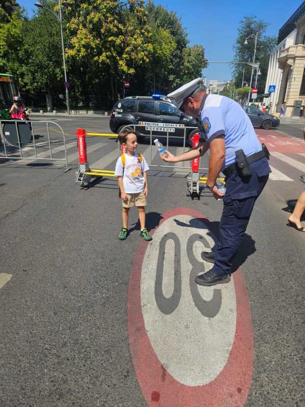 Sticle cu apă, distribuite de polițiștii locali; bucureștenii, îndemnați să evite deplasările care nu sunt absolut necesare