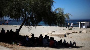 Grecia: Sute de solicitanți de azil salvați, transferați în insulele din Marea Egee