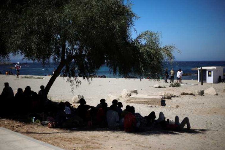 Grecia: Sute de solicitanți de azil salvați, transferați în insulele din Marea Egee