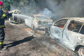 Mureș: Cinci mașini au fost afectate în urma unui incendiu de vegetație uscată, la Sighișoara