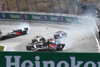 Auto – F1: Max Verstappen a abandonat în primul tur al Marelui Premiu al Olandei după un accident