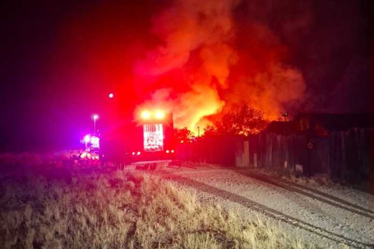 Hunedoara: Incendiu la mai multe construcții improvizate; flăcările au afectat și un garaj în care se afla o mașină
