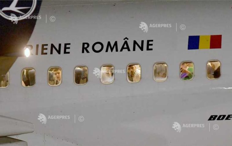 TAROM: Pasagerii cu mobilitate redusă pot solicita online, gratuit, asistență cu scaun rulant