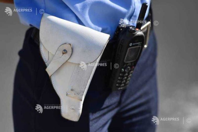 Prahova: Polițist lovit cu piatra în cap la o intervenție; agresorul este căutat