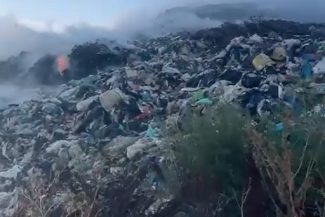 Iași: Zeci de pompieri încearcă să stingă un incendiu izbucnit la groapa de gunoi din Țuțora (FOTO/VIDEO)