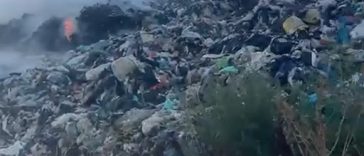 Iași: Zeci de pompieri încearcă să stingă un incendiu izbucnit la groapa de gunoi din Țuțora