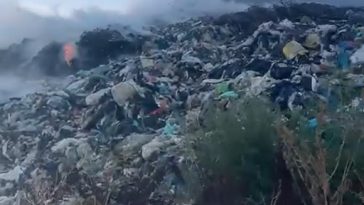 Iași: Zeci de pompieri încearcă să stingă un incendiu izbucnit la groapa de gunoi din Țuțora