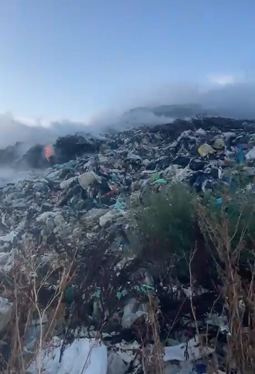 Iași: Zeci de pompieri încearcă să stingă un incendiu izbucnit la groapa de gunoi din Țuțora