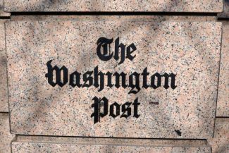 Ziarul Washington Post este obligat să reangajeze o editorialistă concediată pentru mesaje pe Facebook