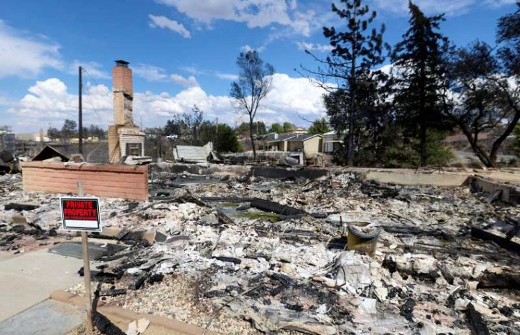 Zeci de case distruse de un incendiu de vegetație în statul american Nevada