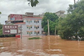 Case inundate, zeci de mii de persoane evacuate în sudul Chinei, pe măsură ce inundațiile se intensifică
