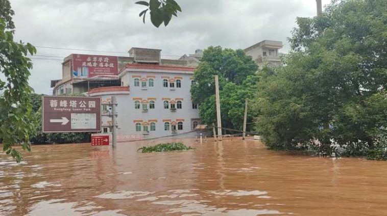 Case inundate, zeci de mii de persoane evacuate în sudul Chinei, pe măsură ce inundațiile se intensifică