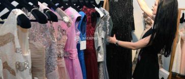 Opt din zece români preferă să cumpere articole vestimentare de brand la preț redus (studiu)
