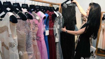 Opt din zece români preferă să cumpere articole vestimentare de brand la preț redus (studiu)