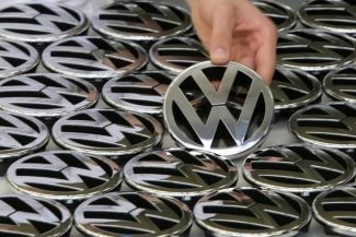 Șeful Volkswagen s-a confruntat cu muncitorii nemulțumiți de planurile sale vizând reduceri drastice de personal