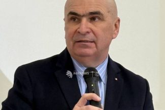 Bolojan anunță că ar urma să fie menținut actualul sistem privind acordarea burselor sociale