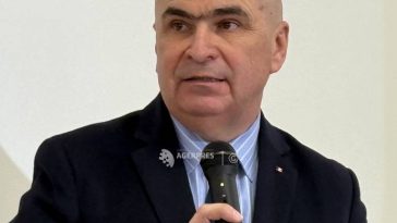 Bolojan anunță că ar urma să fie menținut actualul sistem privind acordarea burselor sociale