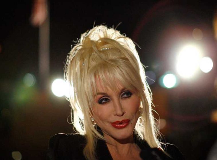 SUA: Cântăreața Dolly Parton a murit din cauza unui cancer (presa americană)