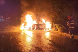 Argeș: Un autoturism a lovit un copac și a luat foc; în apropiere a fost găsit un tânăr semiconștient