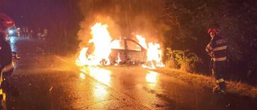 Argeș: Un autoturism a lovit un copac și a luat foc; în apropiere a fost găsit un tânăr semiconștient