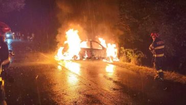 Argeș: Un autoturism a lovit un copac și a luat foc; în apropiere a fost găsit un tânăr semiconștient