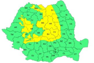 Alerte de averse torențiale, descărcări electrice și vijelii, în cea mai mare parte a țării, miercuri și joi