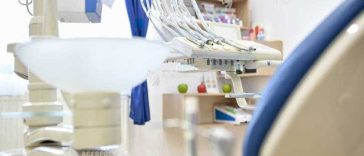 Botoșani: Medic stomatolog reținut după ce ar fi decontat servicii medicale fictive