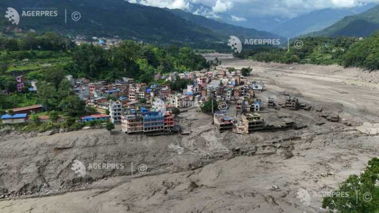 Opt morți în inundațiile din Nepal