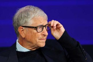 Bill Gates avertizează în privința AI, propunând o taxă și rezervarea unor locuri de muncă pentru oameni