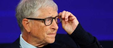 Bill Gates avertizează în privința AI, propunând o taxă și rezervarea unor locuri de muncă pentru oameni