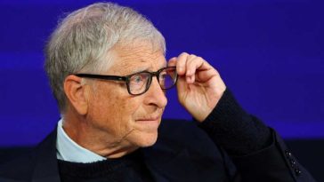 Bill Gates avertizează în privința AI, propunând o taxă și rezervarea unor locuri de muncă pentru oameni