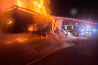 Suceava: O remorcă cu 700 de europaleți a ars la Drăgușeni