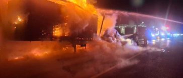 Suceava: O remorcă cu 700 de europaleți a ars la Drăgușeni